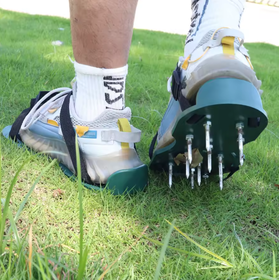 Chaussures Aératrices de Pelouse – Outil de Jardinage pour Aération du Sol